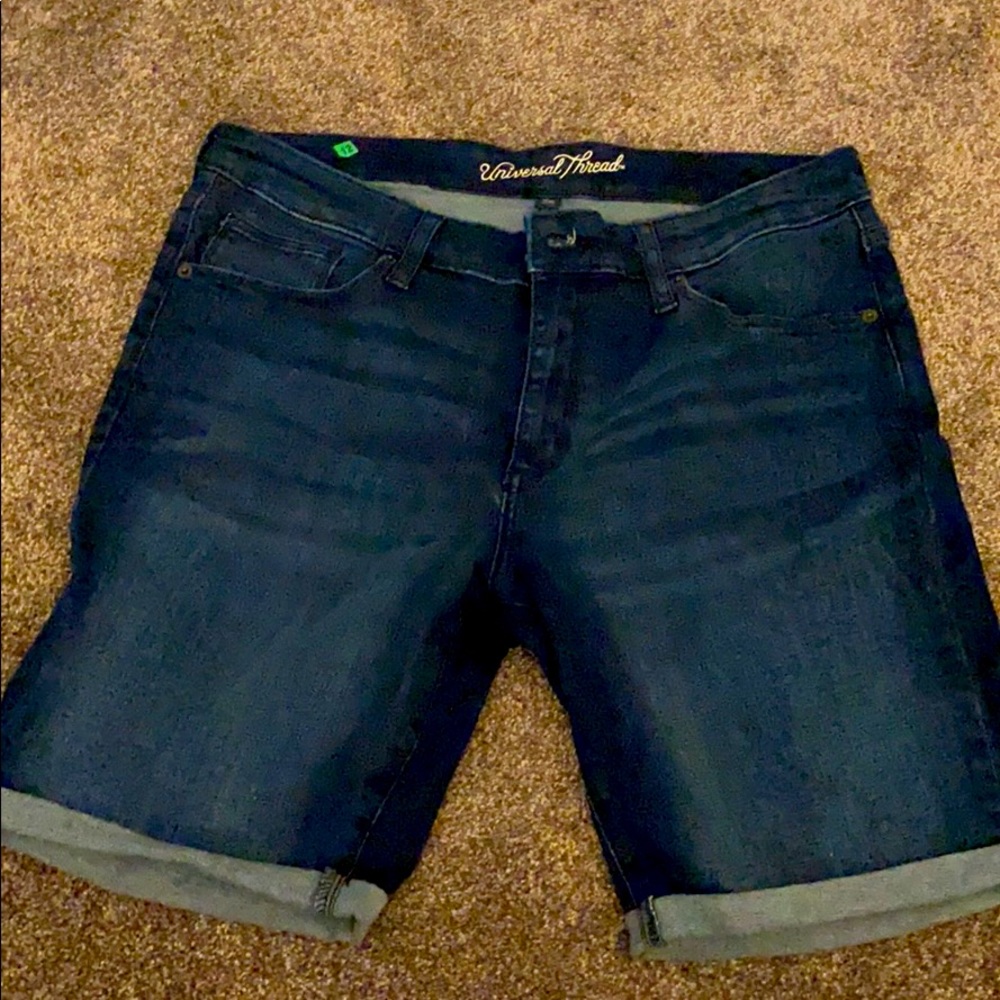 Universal thread Bermuda shorts